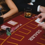 Блэкджек в казино: карты, фишки и зеленый игровой стол